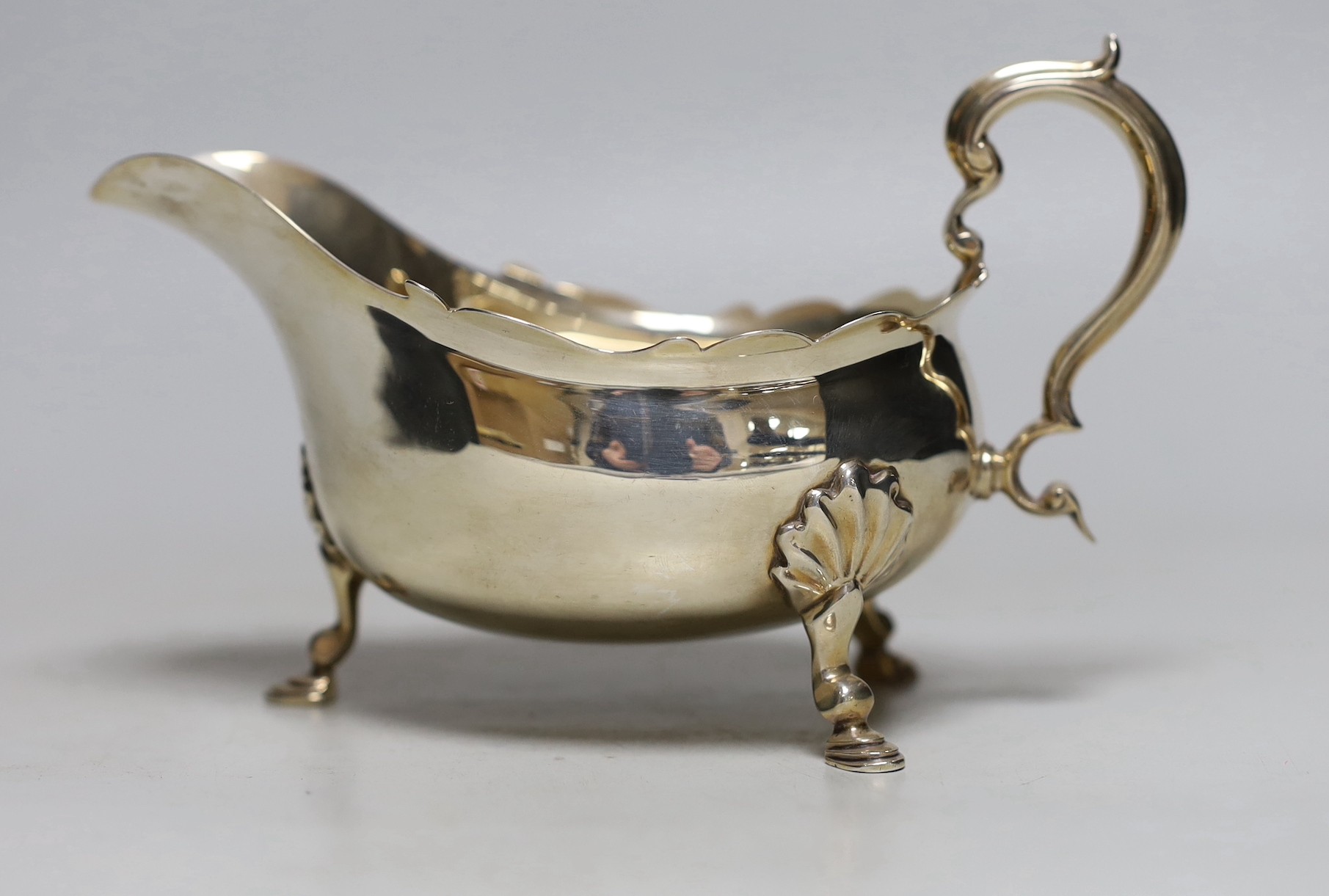 An Edwardian silver sauceboat, maker's mark rubbed, London, 1908, length 18cm, 10.1oz.
